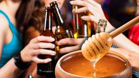 ¿Para qué sirve comer una cucharada de miel antes de beber alcohol?