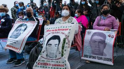 AMLO se reúne con madres y padres de normalistas de Ayotzinapa
