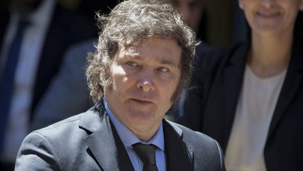 España amenaza con retirar a su embajadora en Argentina y exige a Milei disculpas públicas 