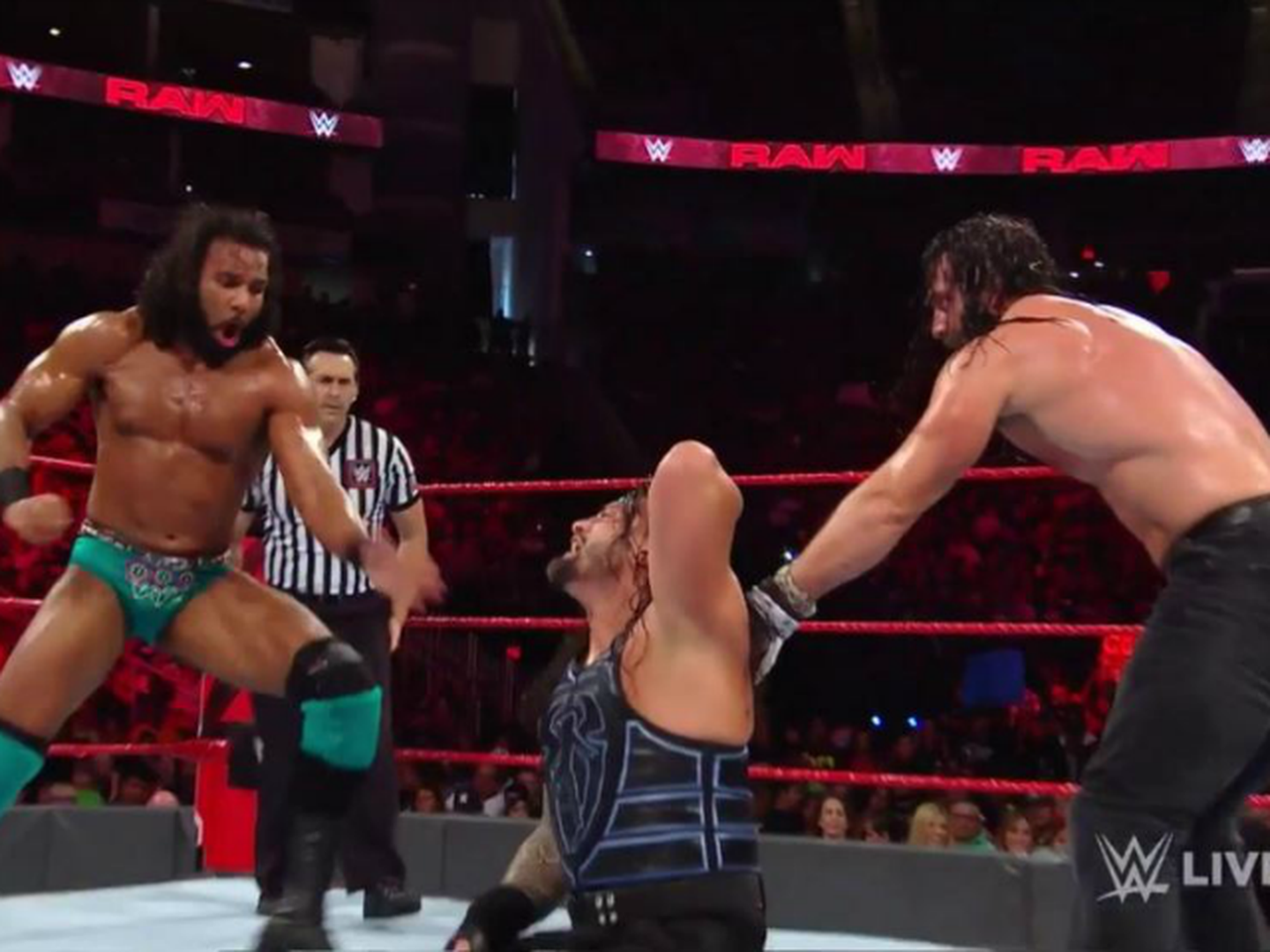 Jinder Mahal y Elias vencieron a Seth Rollins y Roman Reigns