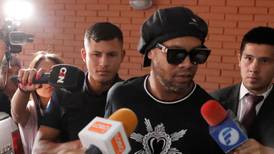 Ronaldinho sale libre tras rendir declaración en fiscalía de Paraguay