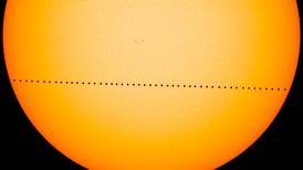 Mercurio 'desfila' por la superficie del Sol