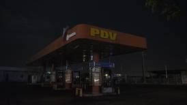 Petrolera venezolana PDVSA recorta producción de petróleo 