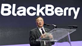 CEO de Blackberry firma contrato por 128 mdd, pero no se los llevará tan fácil