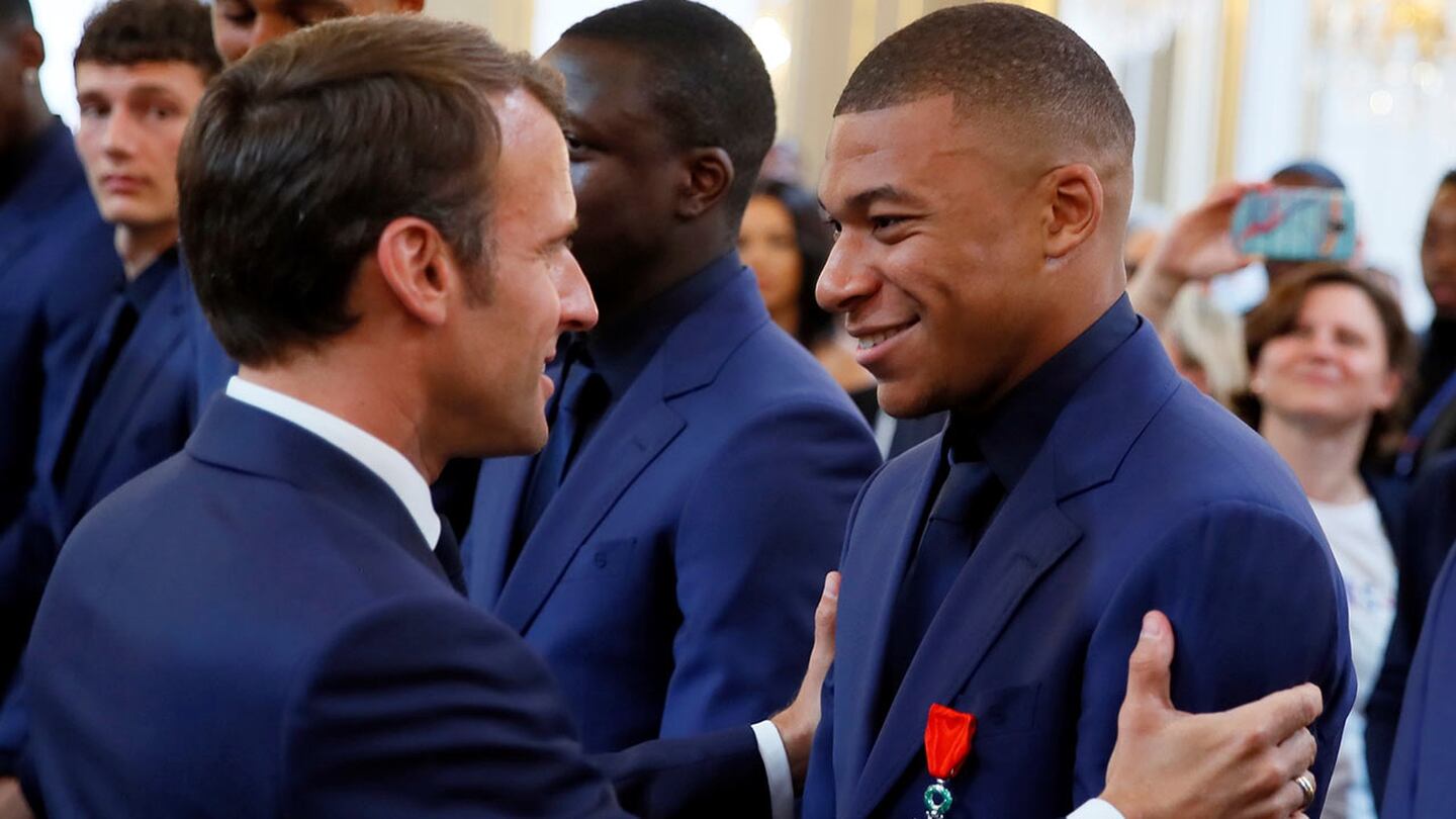 ¡La máxima distinción! Emmanuel Macron condecoró a la Selección Francesa con la Legión de Honor