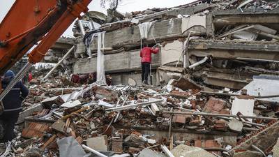 Terremoto en Turquía: Sube a 5 mil la cifra de personas fallecidas