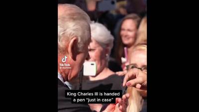 El rey Carlos III recibe de regalo una pluma;‘por si acaso’, le dicen tras su ‘berrinche’ real