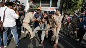 Policía en India detiene a más de un centenar de manifestantes; protestan contra ley de ciudadanía