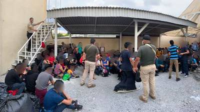 Gobierno rescata a 327 migrantes hacinados en una bodega en Cadereyta
