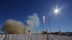 Cohete Soyuz falla... pero astronautas logran aterrizar a salvo
