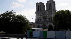 Cierran calles cercanas a Notre Dame para descontaminarlas de plomo