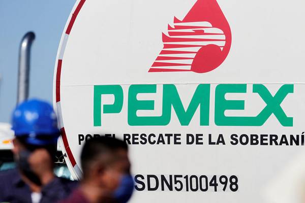 Pemex obtiene ligera ganancia pese a caída en producción de crudo; apoyo de Gobierno fue clave   