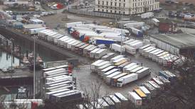 Se quedan varados mil 500 camiones en Gran Bretaña, por cierre fronterizo con UE